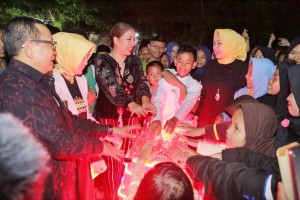 Riana Sari Arinal Bersama Anak-Anak LKSA Se-Provinsi Lampung Di Gedung Pramuka