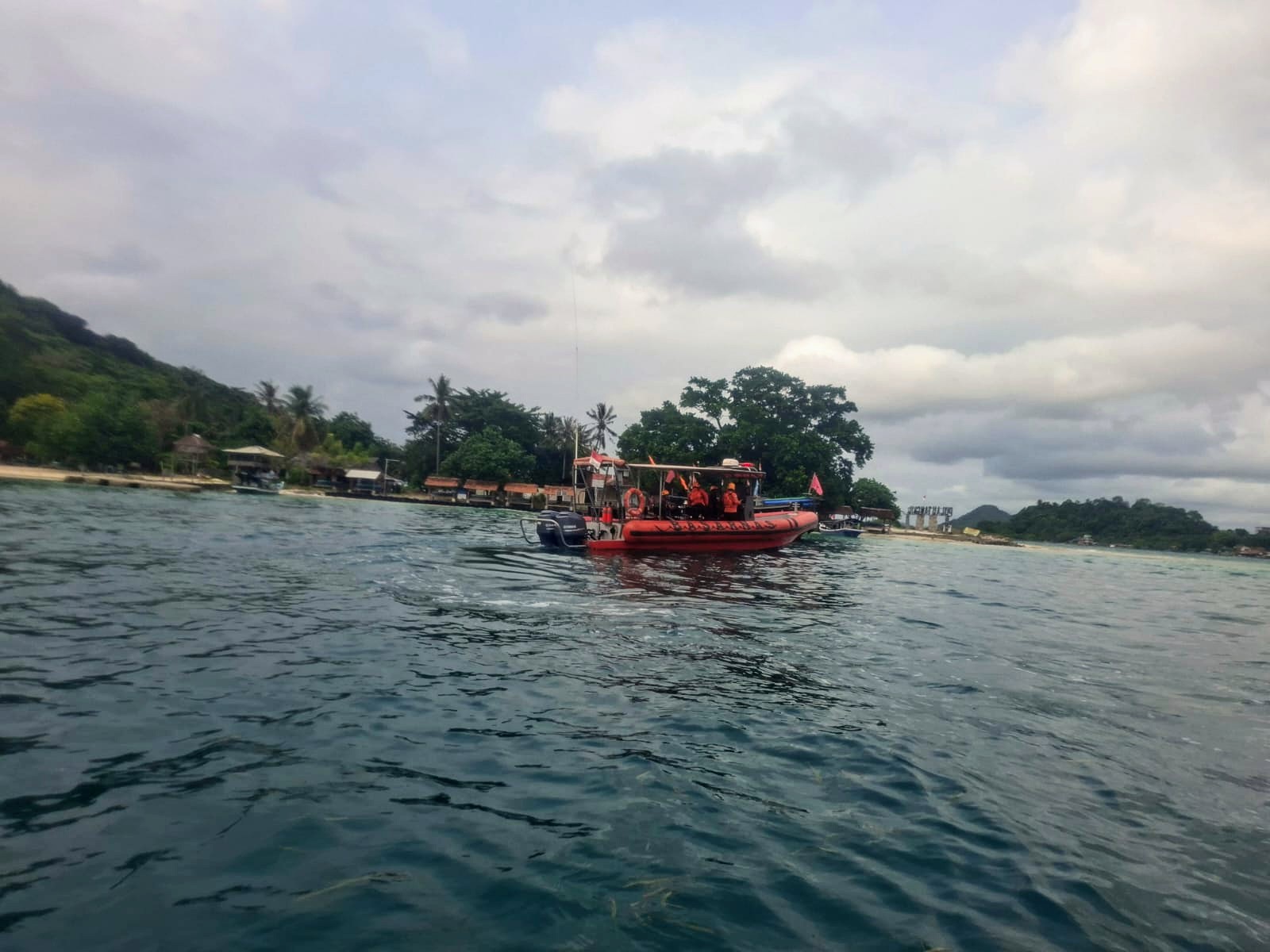 Dihantam Ombak Besar, Kapal KM Tegar Jaya Tenggelam Di Perairan Pulau Tegal Mas 1 Tewas 2 Hilang