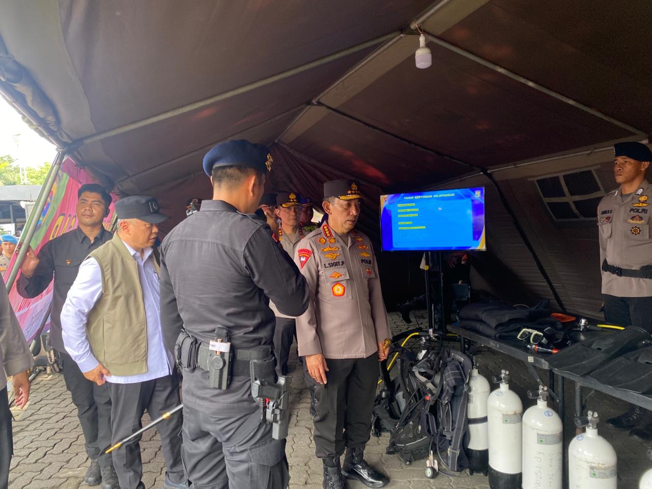 Kapolri Tinjau Posko Siaga SAR Satgas Tanggap Bencana Brimob Polda Lampung Di Pelabuhan Bakauheni