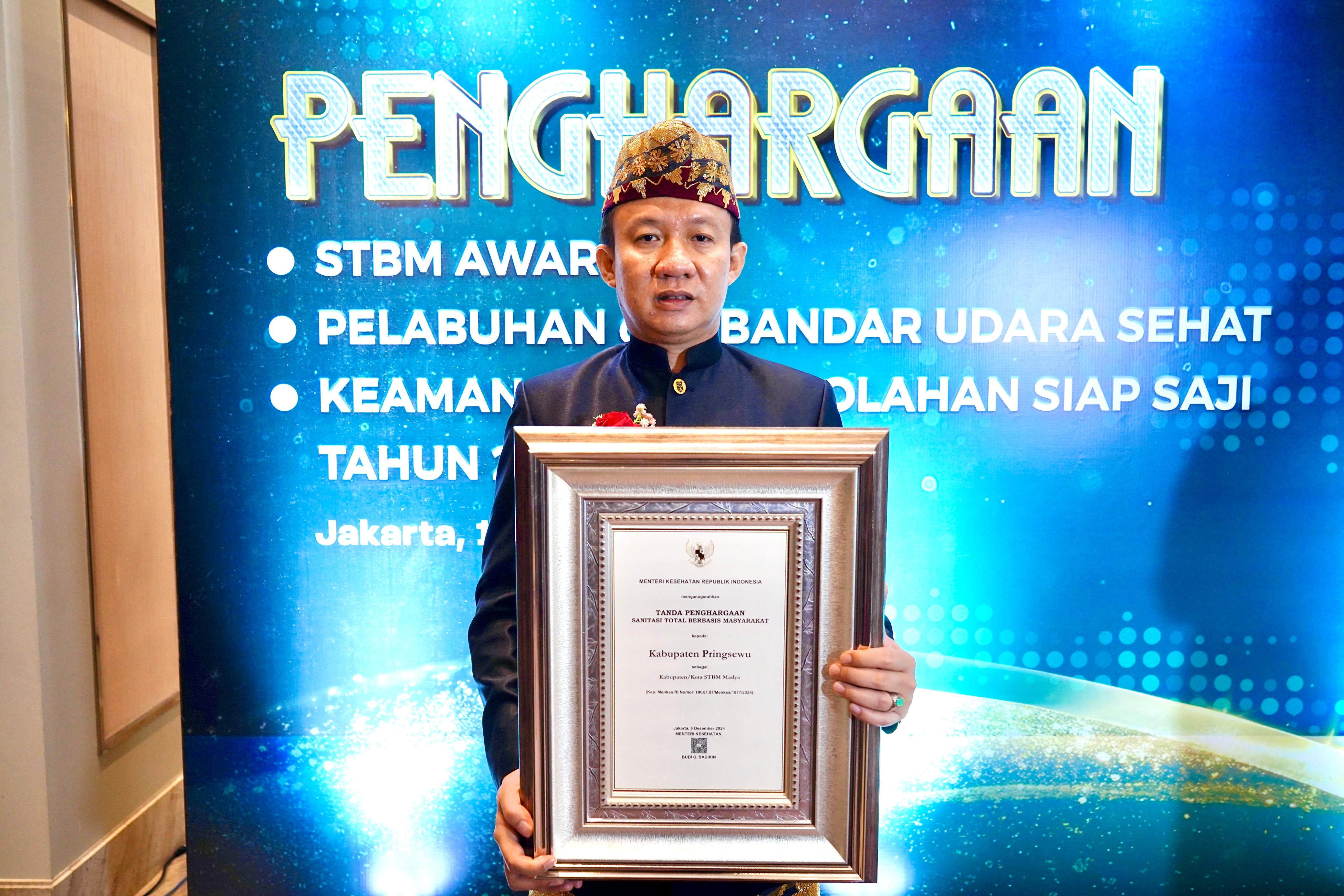 Pj Bupati Pringsewu Terima Penghargaan STBM Award 2024