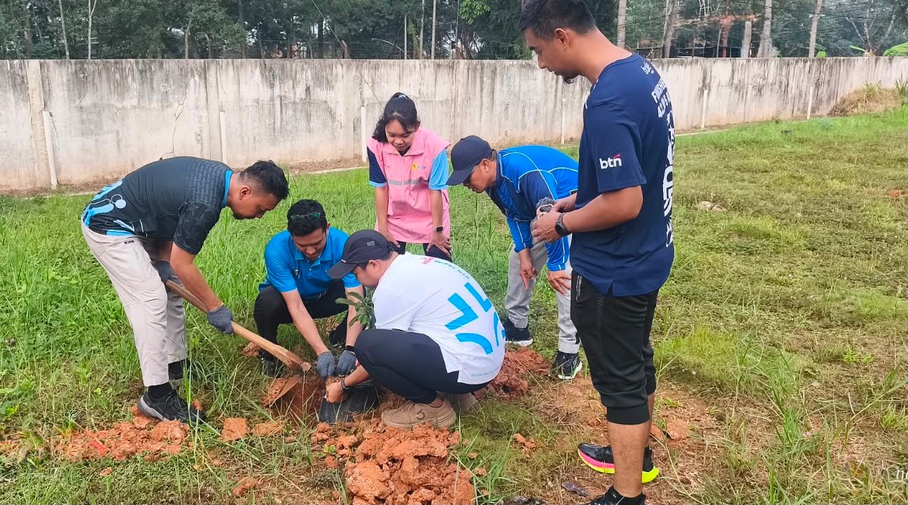 PLN UP3 Metro Tanam Pohon Buah Peringati Hari Lingkungan Hidup Sedunia