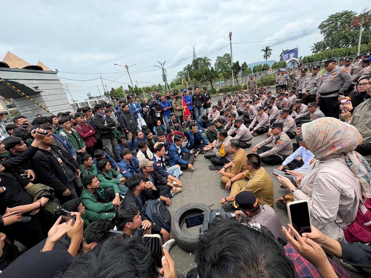 Brimob Polda Lampung Kawal Aksi Damai Mahasiswa Di DPRD, Jamin Kebebasan Berpendapat