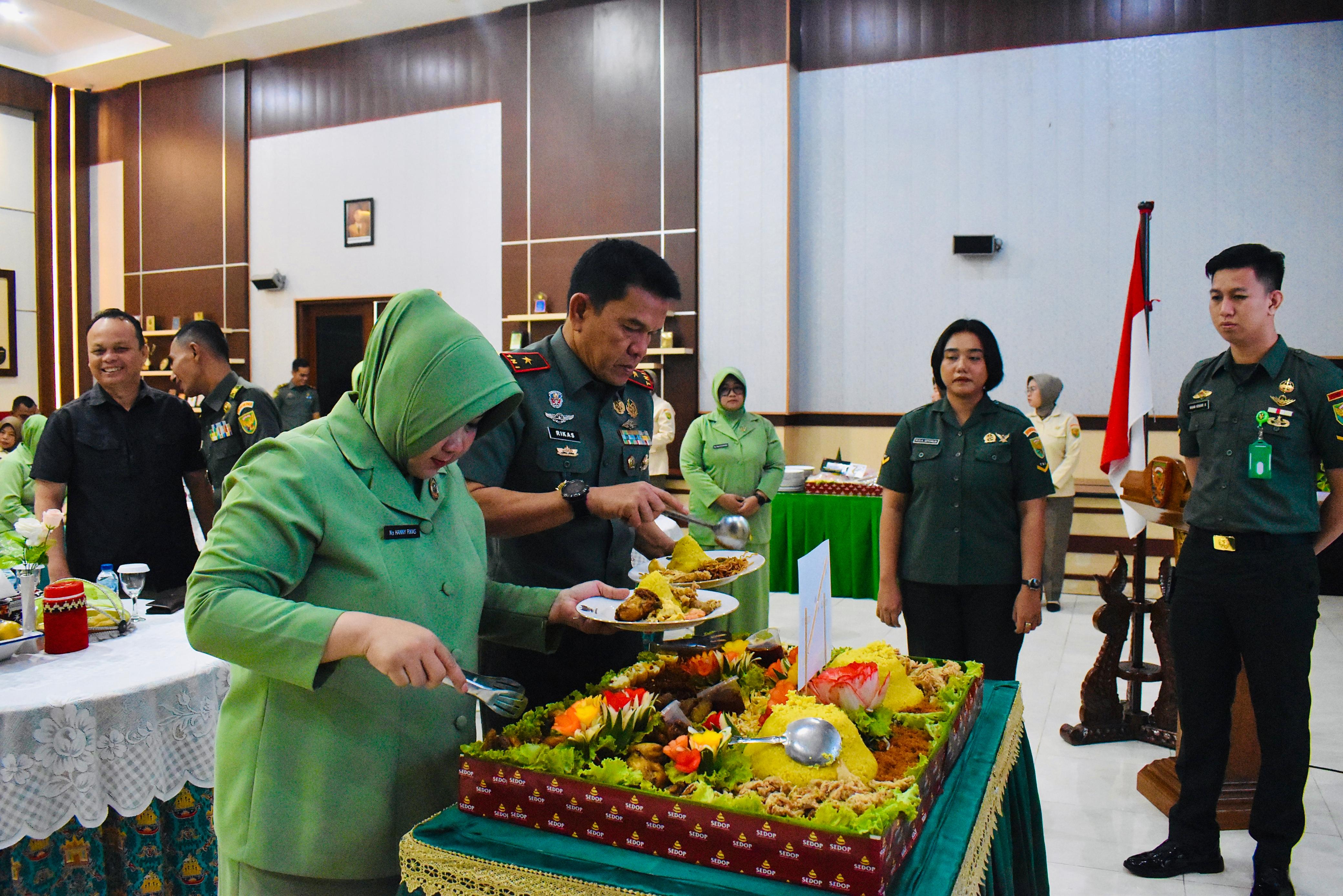 Danrem 043/Gatam Bersama Anggota Makorem Melaksanakan Kegiatan Syukuran HUT Kodam II/Sriwijaya Ke-79