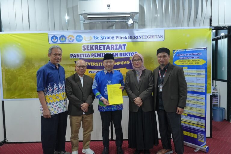 Resmi Menjadi Pendaftar Pertama, Prof. Warsito Serahkan Berkas Bacarek Unila Periode 2027–2031
