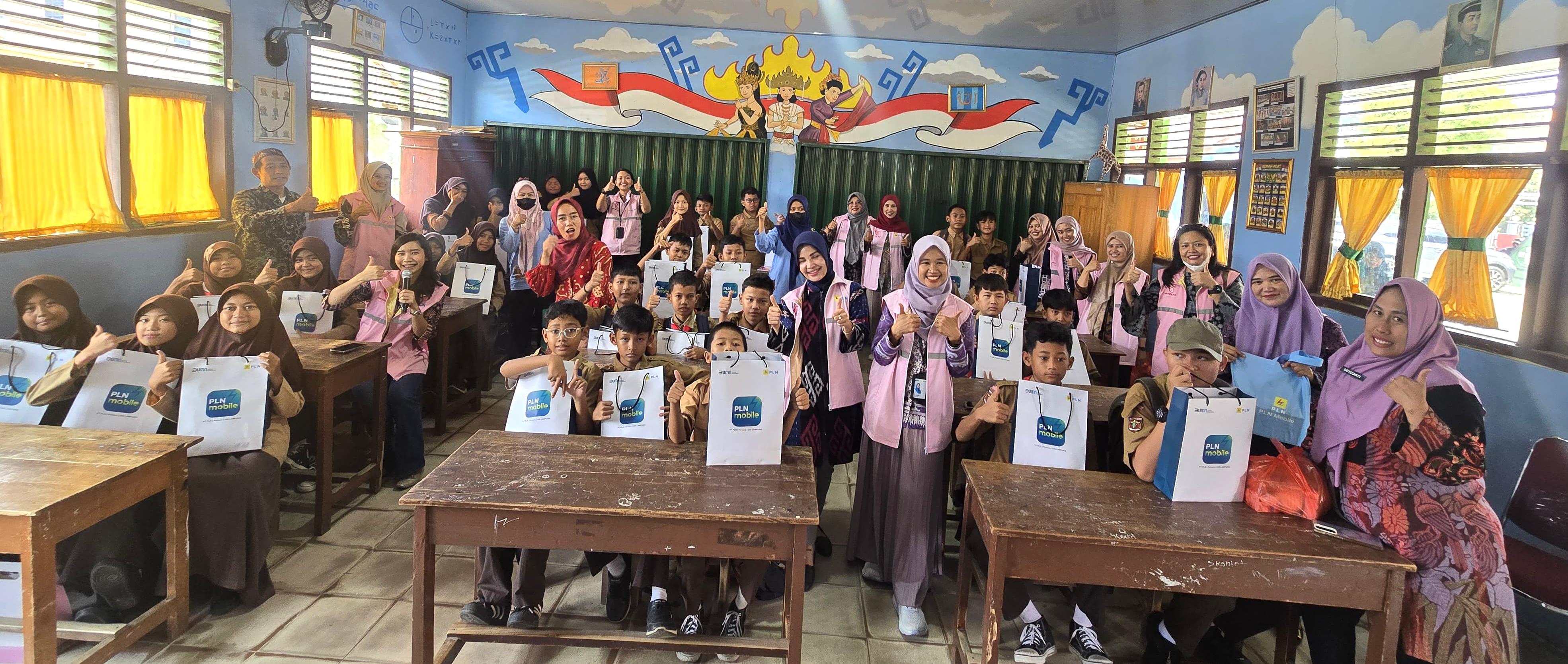Srikandi PLN Gelar Sosialisasi Dan Bantuan Paket Alat Tulis Di SDN 3 Way Kandis