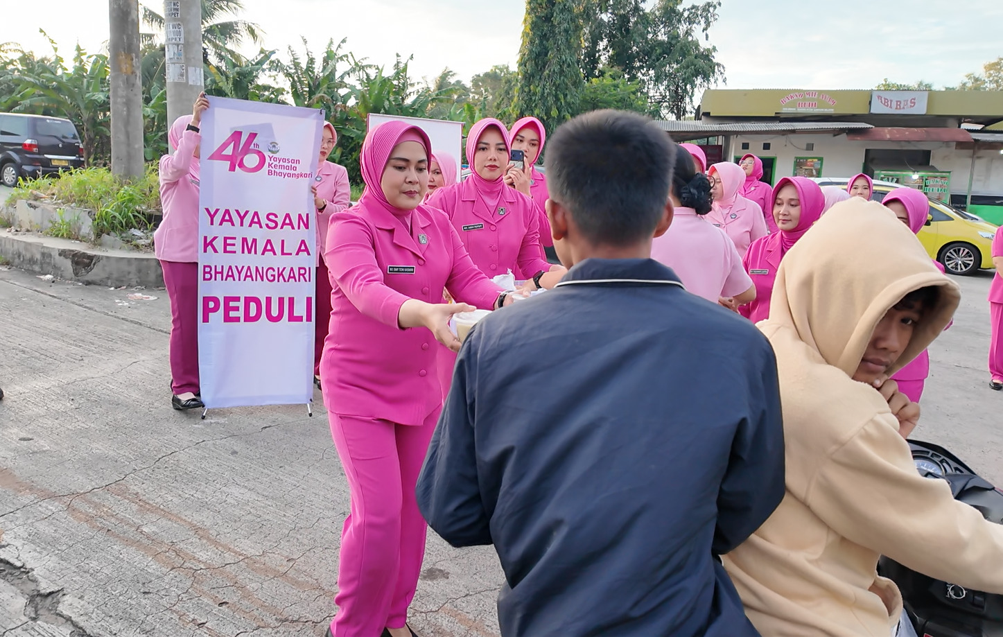 Aksi Manis Bhayangkari Lamsel: Bagi Takjil Di Tengah Hiruk Pikuk Pelabuhan Bakauheni