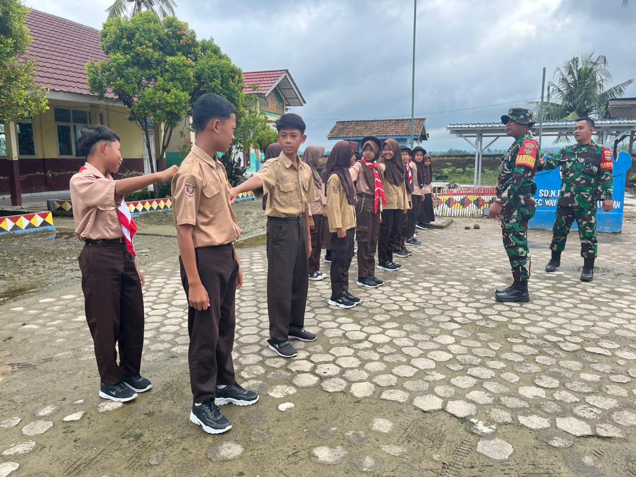 Program TMMD Sasar Siswa SDN 8 Way Khilau Latihan PBB, Tanamkan Disiplin Dan Cinta Tanah Air Sejak Dini