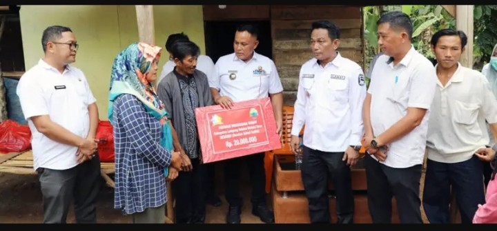 Asbulloh, Warga Kecamatan Katibung Terharu Dapat Bantuan Bedah Rumah Dari Bupati