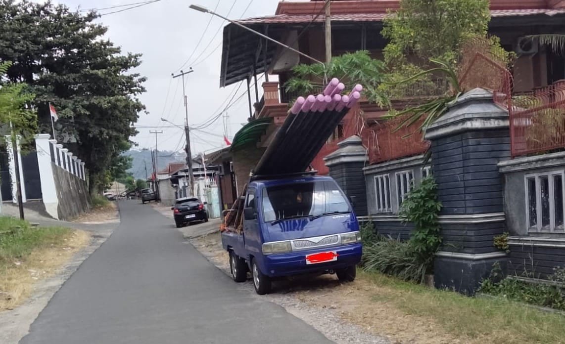 Puluhan Tiang Fiber Optik Diduga Ilegal Di Durian Payung, Sekda Iwan Bungkam Saat Dimintai Tanggapan