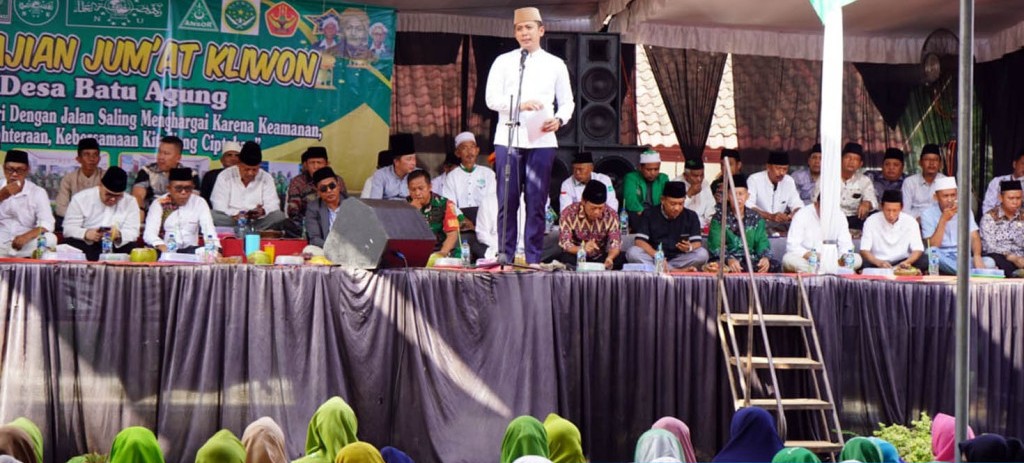 Warga Puji Rahayu 'Curhat' Jalan Rusak Saat Pengajian Jumat Kliwon, Bupati Egi: 2026 Kita Anggarkan Perbaikan