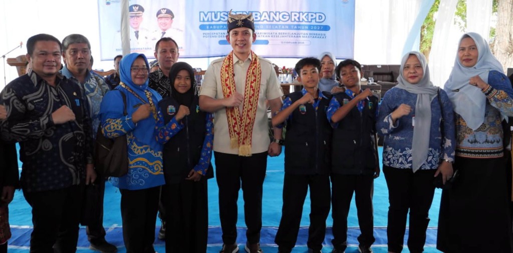 Tiga Siswa SMPN Satap 2 Kalianda Dapat Tabungan Pendidikan Dari Bupati Egi