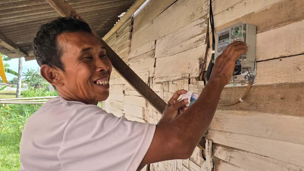 Puluhan Tahun Menumpang Dari Tetangga, Listrik Di Gubuk Papan Milik Soleman Kini Menyala