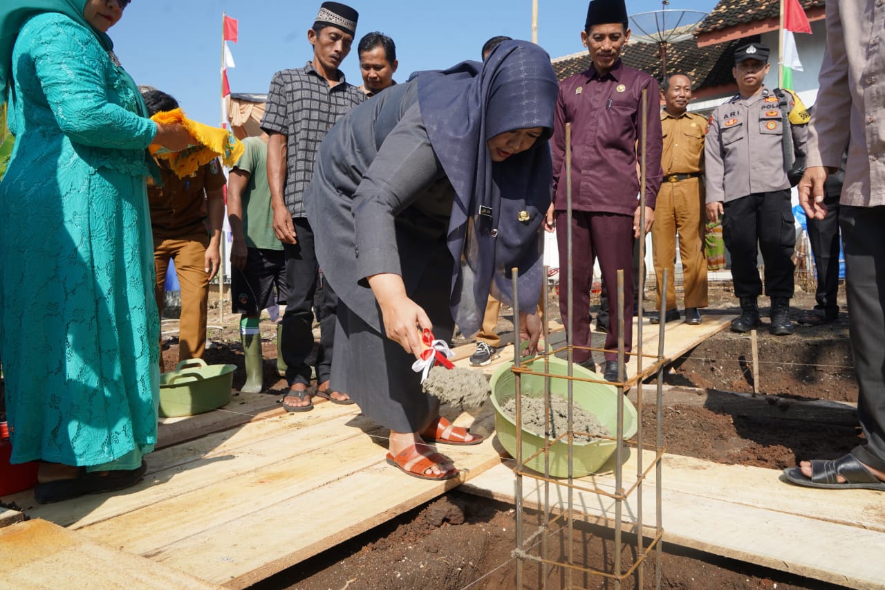 Wabup Pringsewu Letakkan Batu Pertama Pembangunan Mushola Al-Muttaqin Panutan
