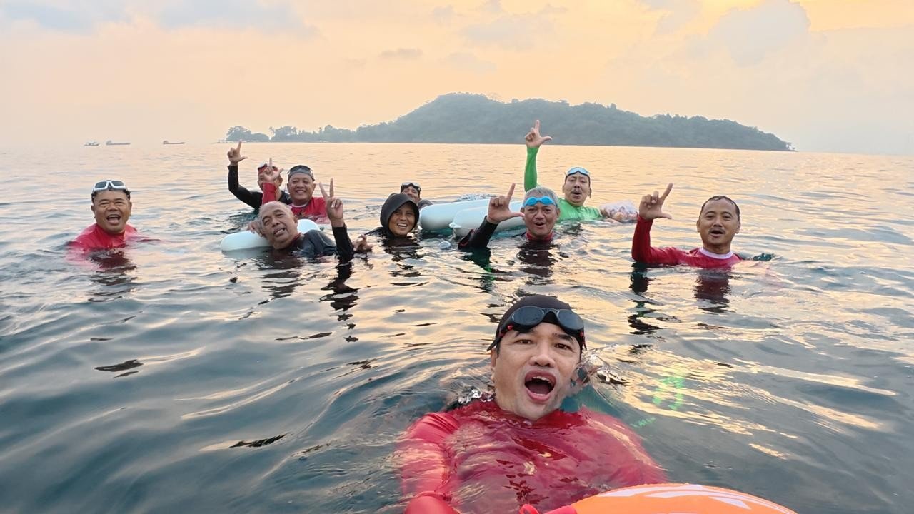 Tantang Ombak Dan Hujan, 13 Perenang Jelajah 2,3 Km Ke Surga Tersembunyi Pantai Kyoto