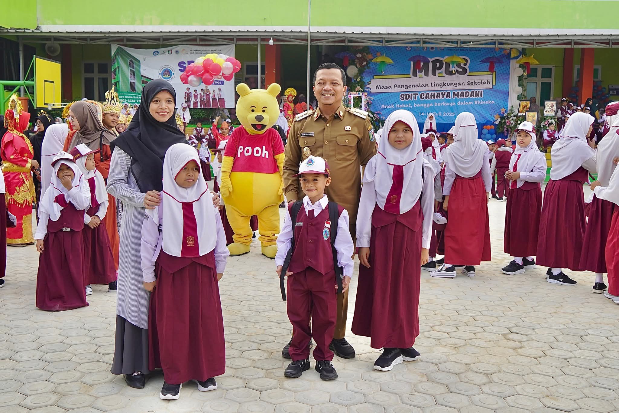 Gerakan Ayah Teladan Indonesia 2025, Bupati Pringsewu Beri Contoh Dengan Mengantar Anak Ke Sekolah