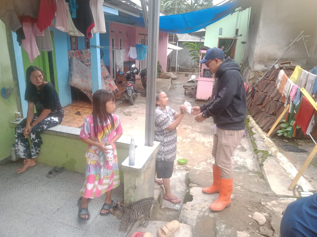 Pemkot Bandar Lampung Bagikan Nasi Dan Air Mineral Kepada Korban Banjir