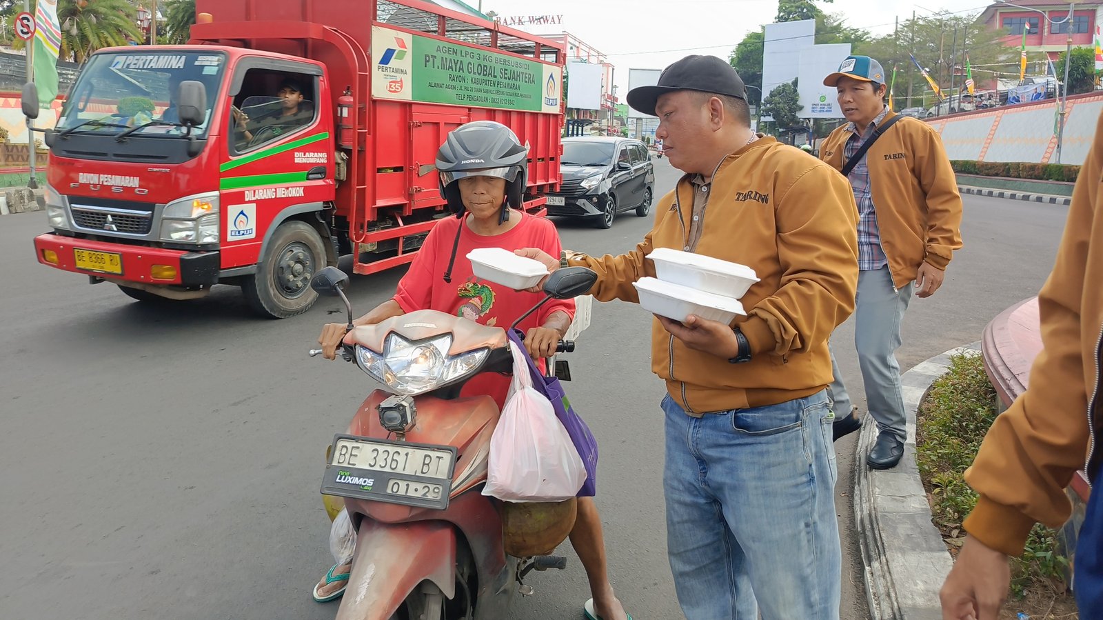 Jumat Berkah, Taring Lampung Bagikan Ratusan Nasi Kotak Kepada Warga
