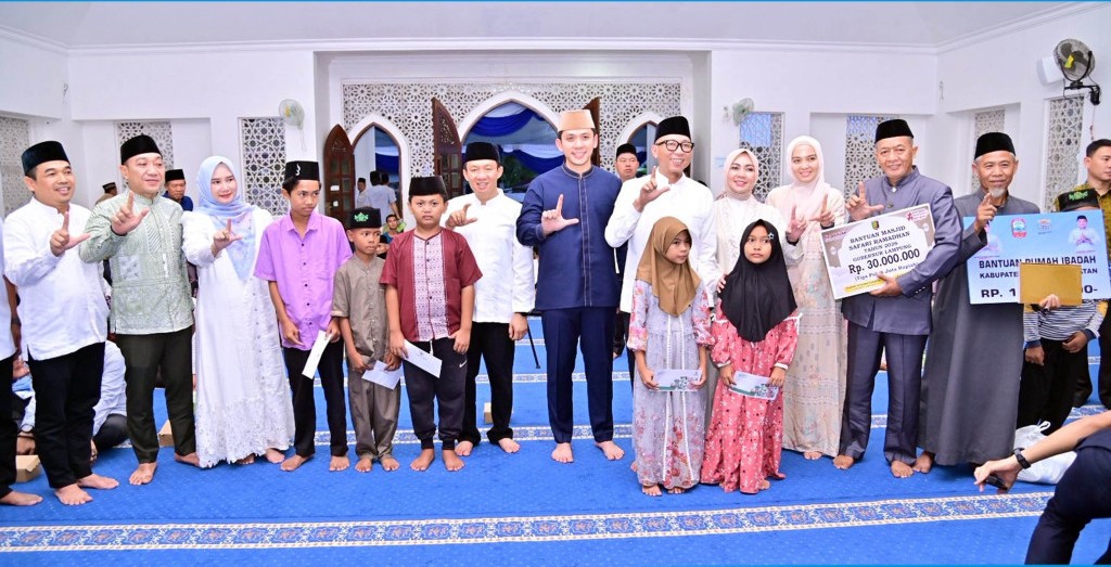 Safari Ramadan Di Desa Pisang, Gubernur Mirza Dan Bupati Egi Tebar Bantuan Untuk Masjid Dan Anak Yatim