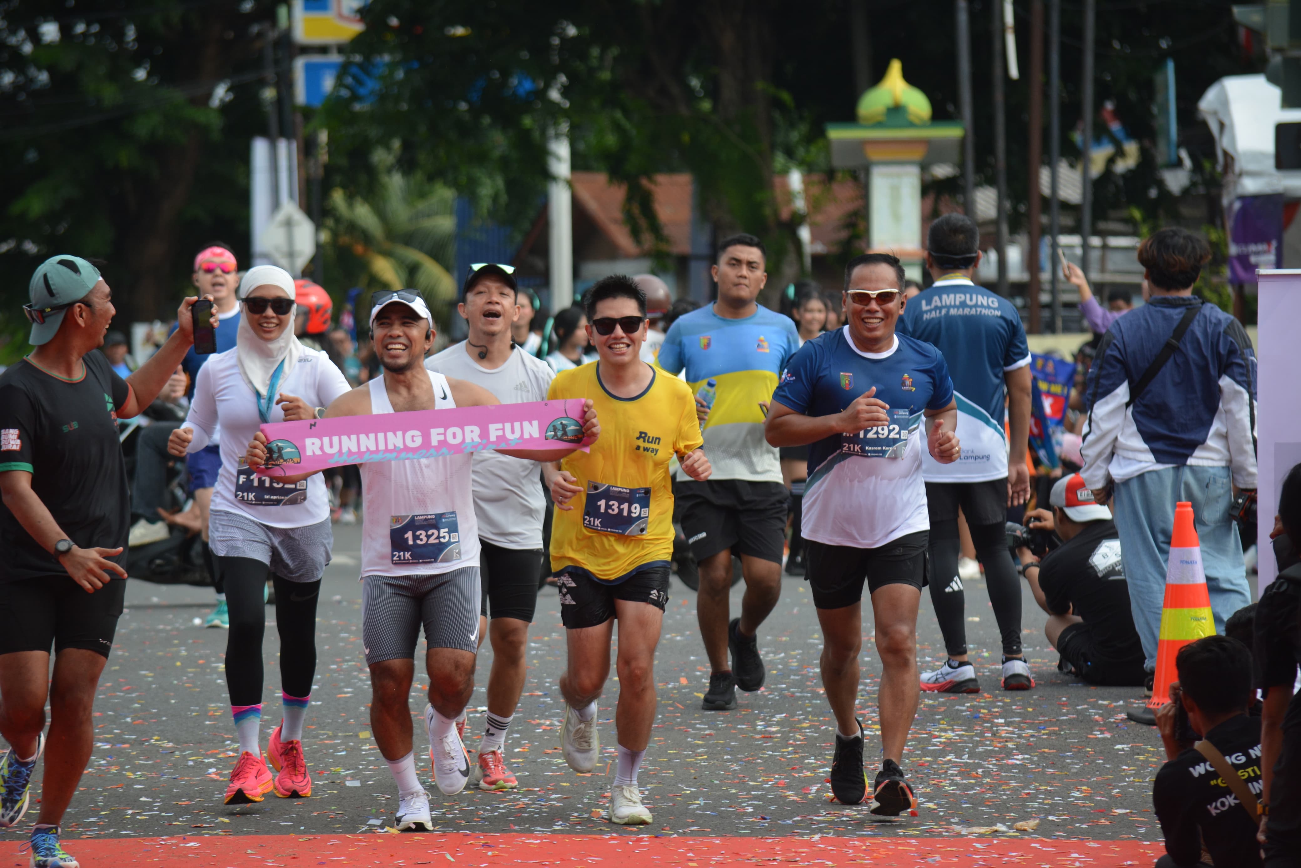 Kasrem 043/Gatam Bersama Prajurit Meriahkan Lampung Half Marathon 2024
