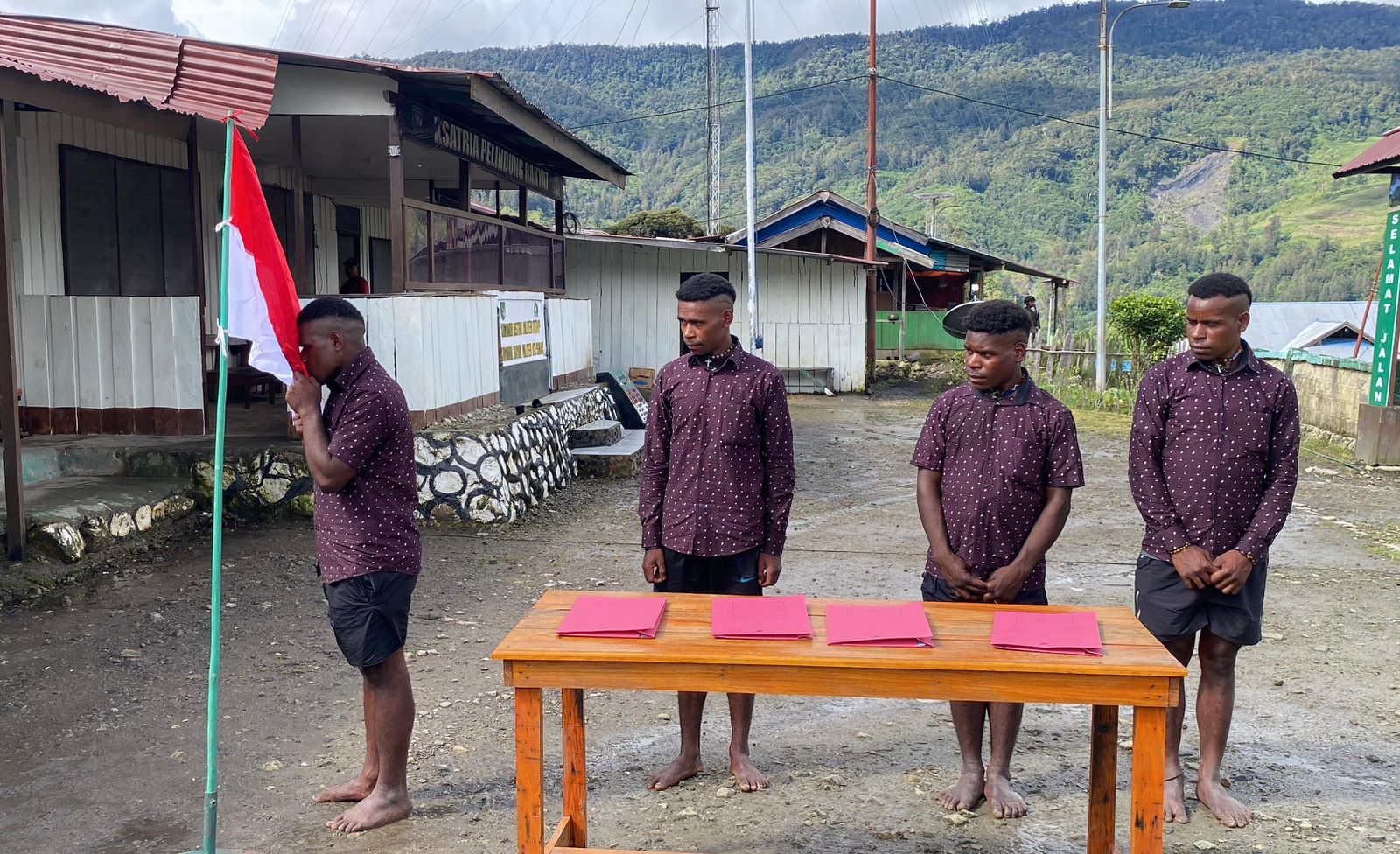 Empat Anggota KKB Kodap III Sinak Nyatakan Ikrar Setia Kepada NKRI Di Puncak, Papua Tengah