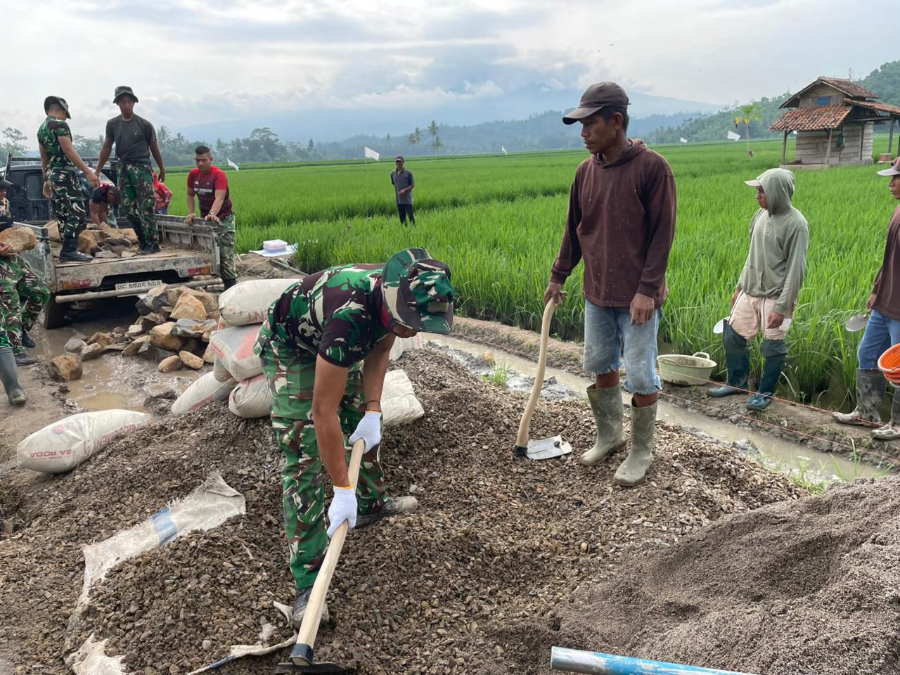 Hari Ketiga TMMD Ke-127: TNI Dan Masyarakat Gotong Royong Bangun Jalan Dan Talud