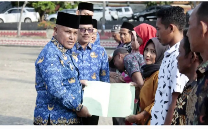 Bupati Lampung Selatan Serahkan Sertifikat Gratis Kepada Warga Penerima Bedah Rumah