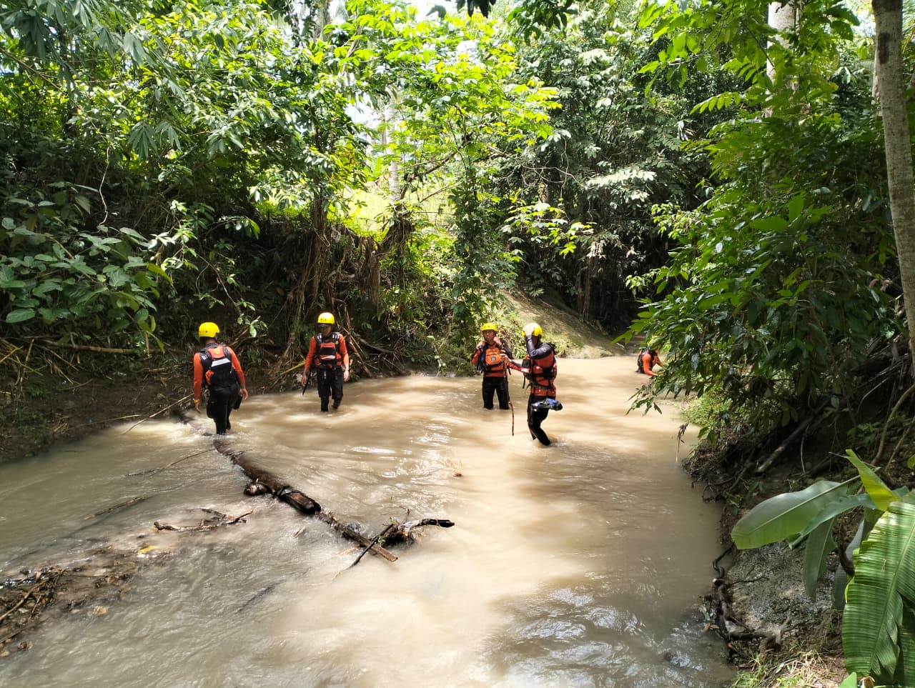 Sempit Dan Berlumpur, Basarnas Berjibaku Lawan Arus Demi Temukan Warga Ketapang Yang Hilang