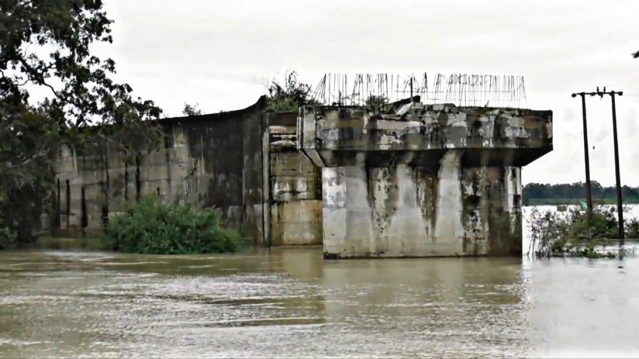 Pemprov Lampung Tegaskan Jembatan Way Bungur Akan Dibangun Ulang*   Bandar Lampung — Pemerintah Provinsi Lampung Memastikan Penanganan Jembatan Way Bungur Di Kecamatan Way Bungur, Kabupaten Lampung Timur Dilakukan Melalui Pembangunan Ulang. Hal Ini Menyusul Desakan Masyarakat Dan Hasil Penilaian Teknis Terhadap Kondisi Jembatan Yang Ada Saat Ini.  Kepala Dinas Bina Marga Dan Bina Konstruksi (BMBK) Provinsi Lampung, M. Taufiqullah, Mengatakan Keputusan Tersebut Setelah Pemerintah Menerima Rekomen