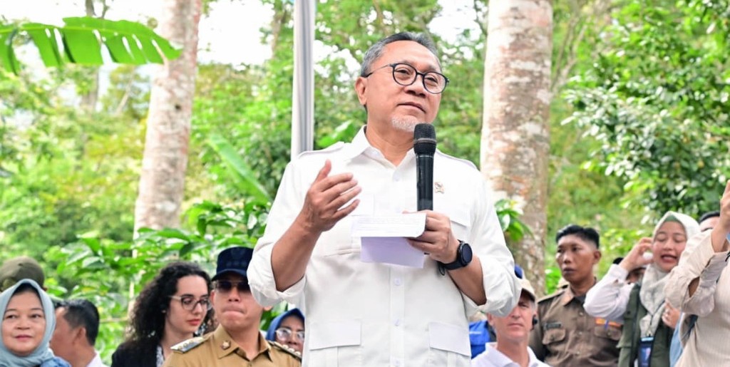 3.000 Bibit Kopi-Kakao Dibagikan, Zulkifli Hasan: Jaga Hutan Lindung Gunung Rajabasa