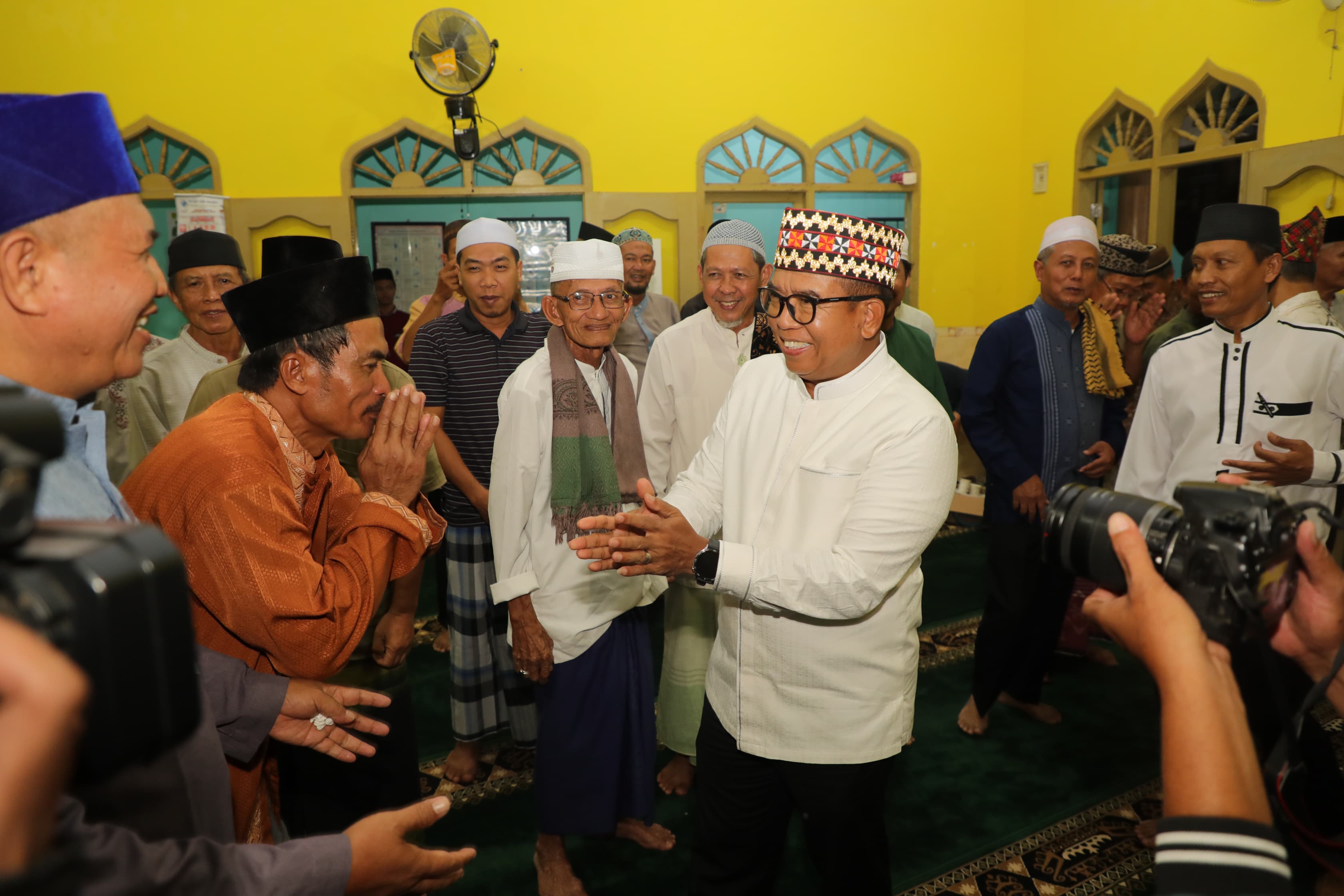 Pj. Gubernur Samsudin Bersilaturahmi Dan Dengan Warga Di Lingkungan Perumahan Bataranila