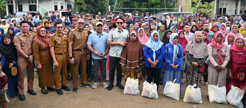 Pj Sekda Lampung Selatan Dampingi Bupati Terpilih Salurkan Bantuan Untuk Korban Banjir Di Sragi