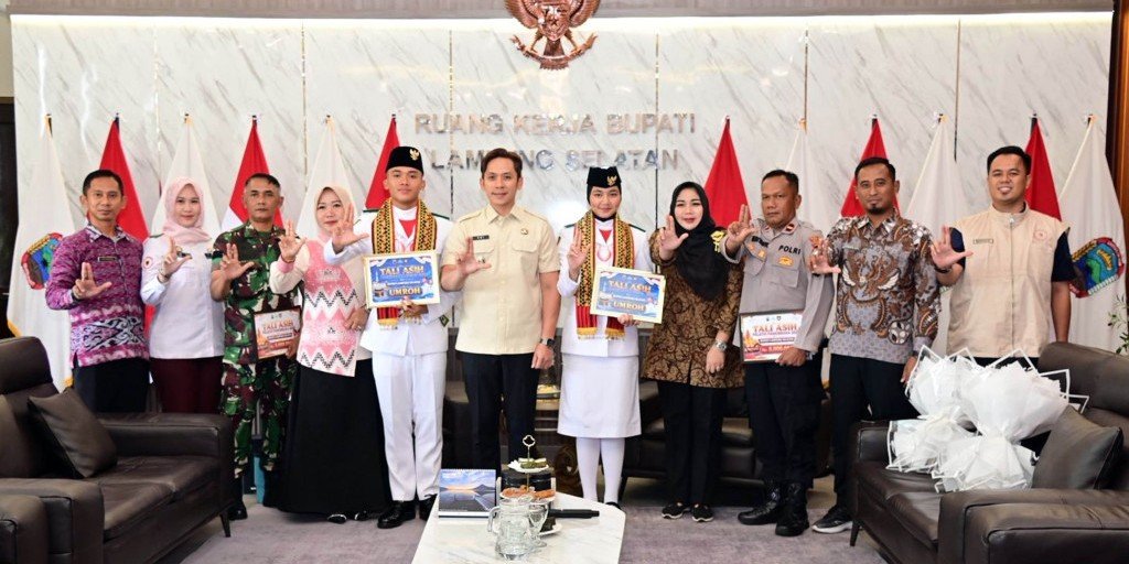 Bupati Egi Hadiahi Umrah Dua Paskibraka Nasional Asal Lampung Selatan