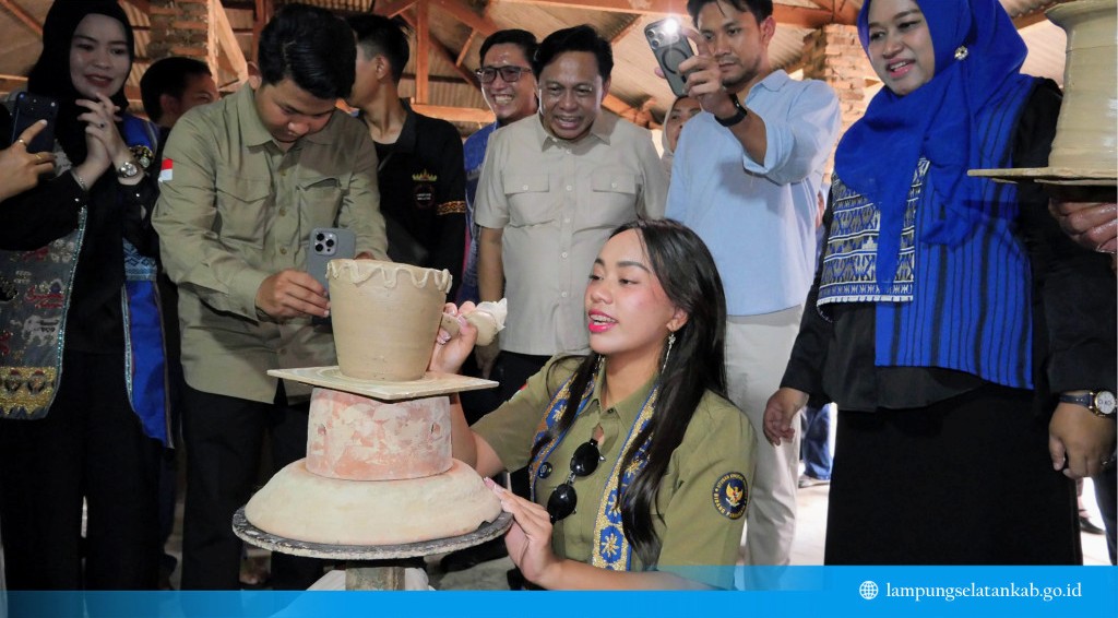Dukung Ekonomi Kreatif, Zita Anjani Borong 50 Guci Khas Lampung Selatan Di Natar