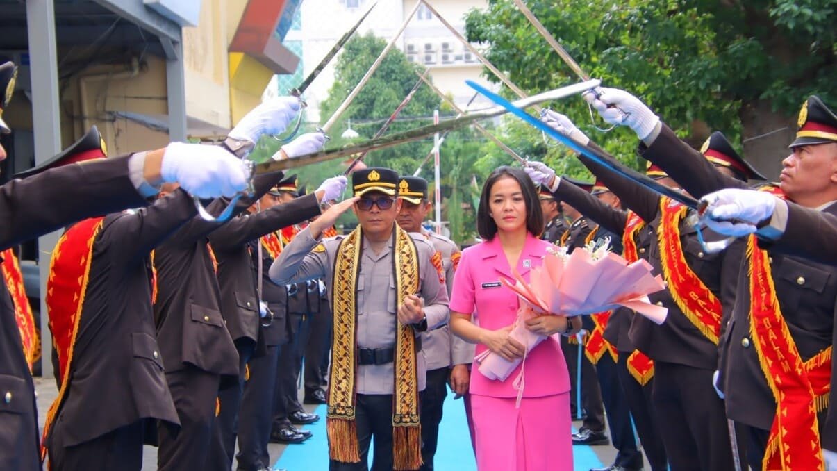 Hari Pertama Tugas, Kapolresta Bandar Lampung Baru Kombes Herbin Disambut Pedang Pora