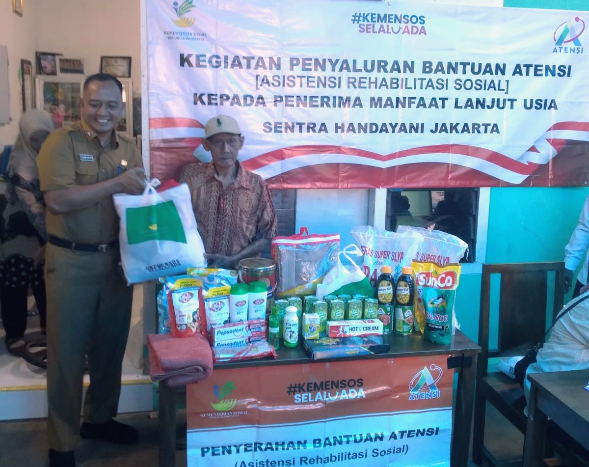 Bupati Pesawaran Salurkan Bantuan ATENSI Untuk Lansia