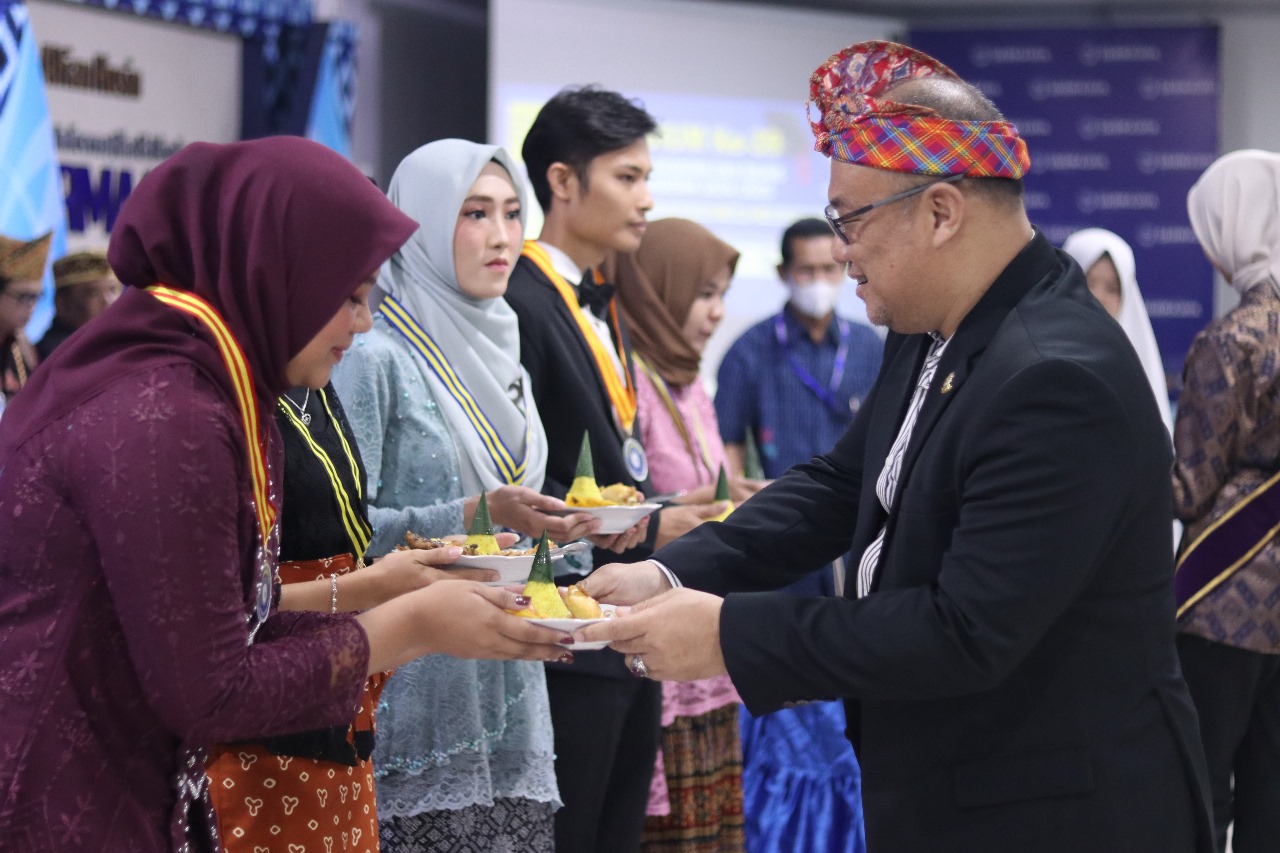 Yudisium FEB IIB Darmajaya, Mahasiswa Berprestasi Panen Penghargaan