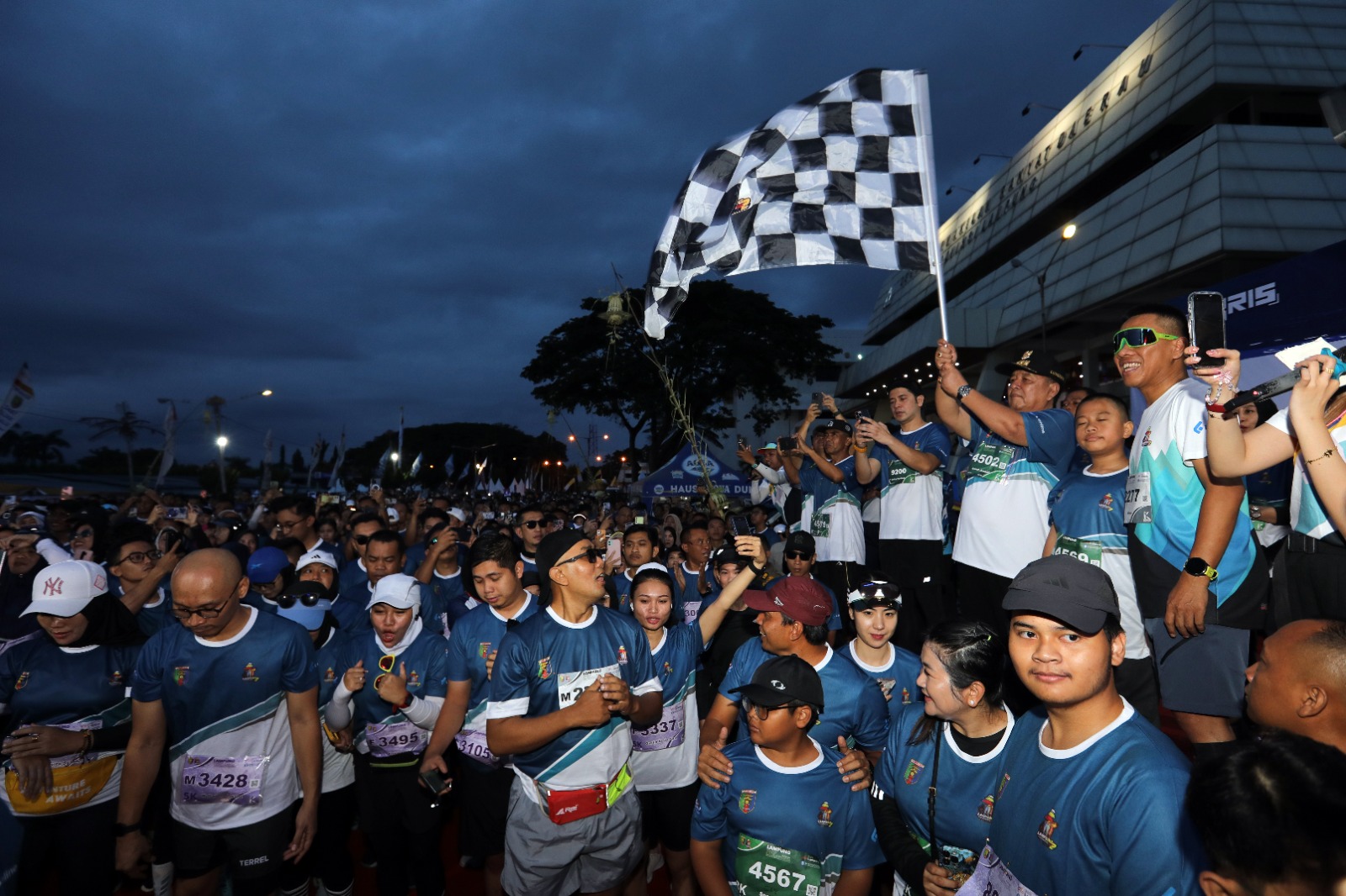 Gubernur Arinal Dan Ibu Riana  Bersama Ribuan Peserta Ramaikan Lampung Half Marathon 2024