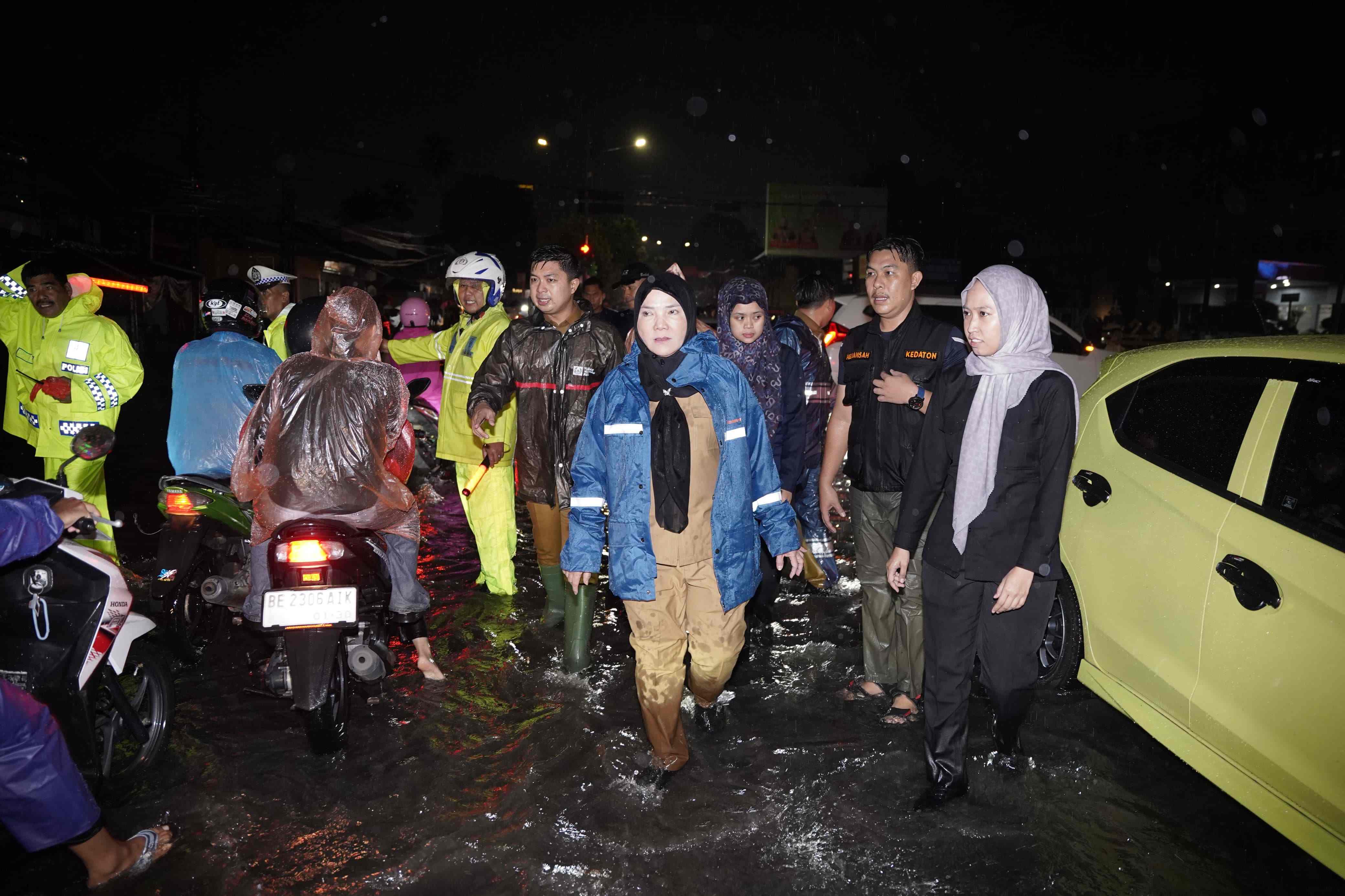 Hujan Deras Tak Surutkan Langkah, Bunda Eva Turun Langsung Pantau Warga Terdampak Banjir Malam Hari