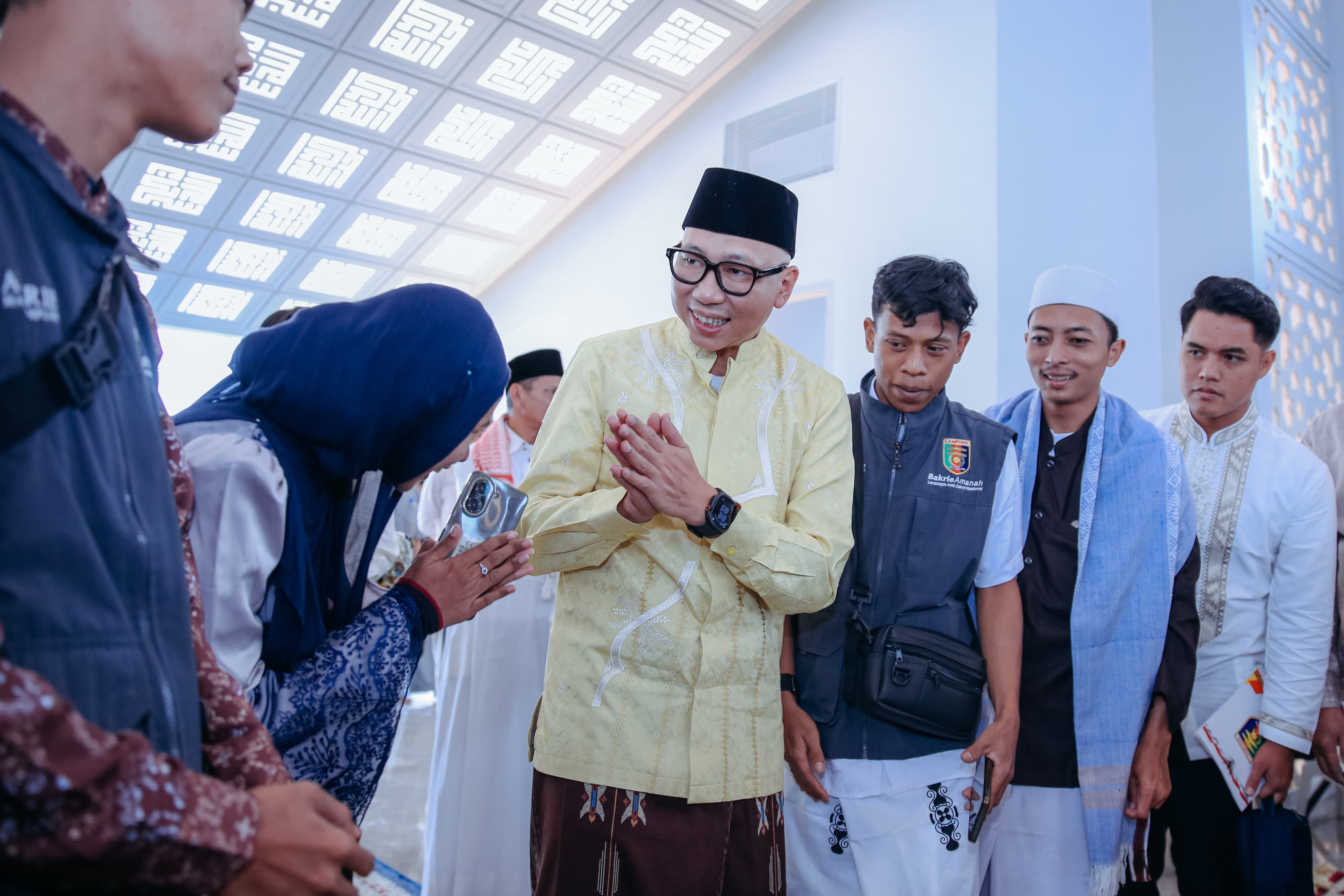 Shalat Ied Bersama Ribuan Masyarakat, Gubernur Mirza Ajak Masyarakat Perkuat Kepedulian Dan Persatuan