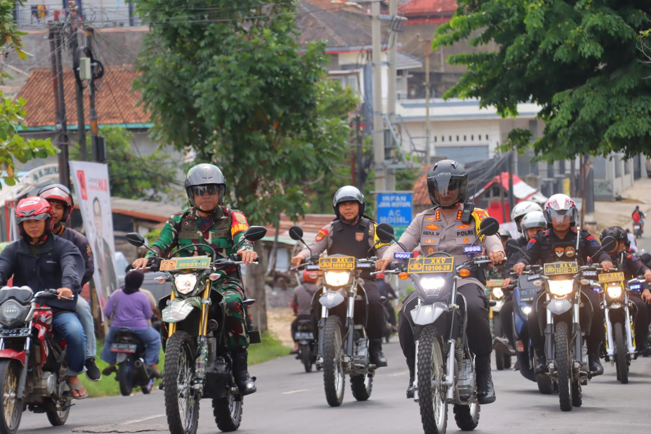 Naik Motor, Kapolresta Bandar Lampung Dan Dandim Tinjau Pengamanan TPS Pilkada 2024