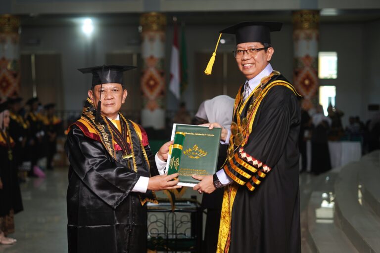 Asisten I Pemprov Lampung Raih Disertasi Terbaik Wisuda Periode I UIN RIL 2026