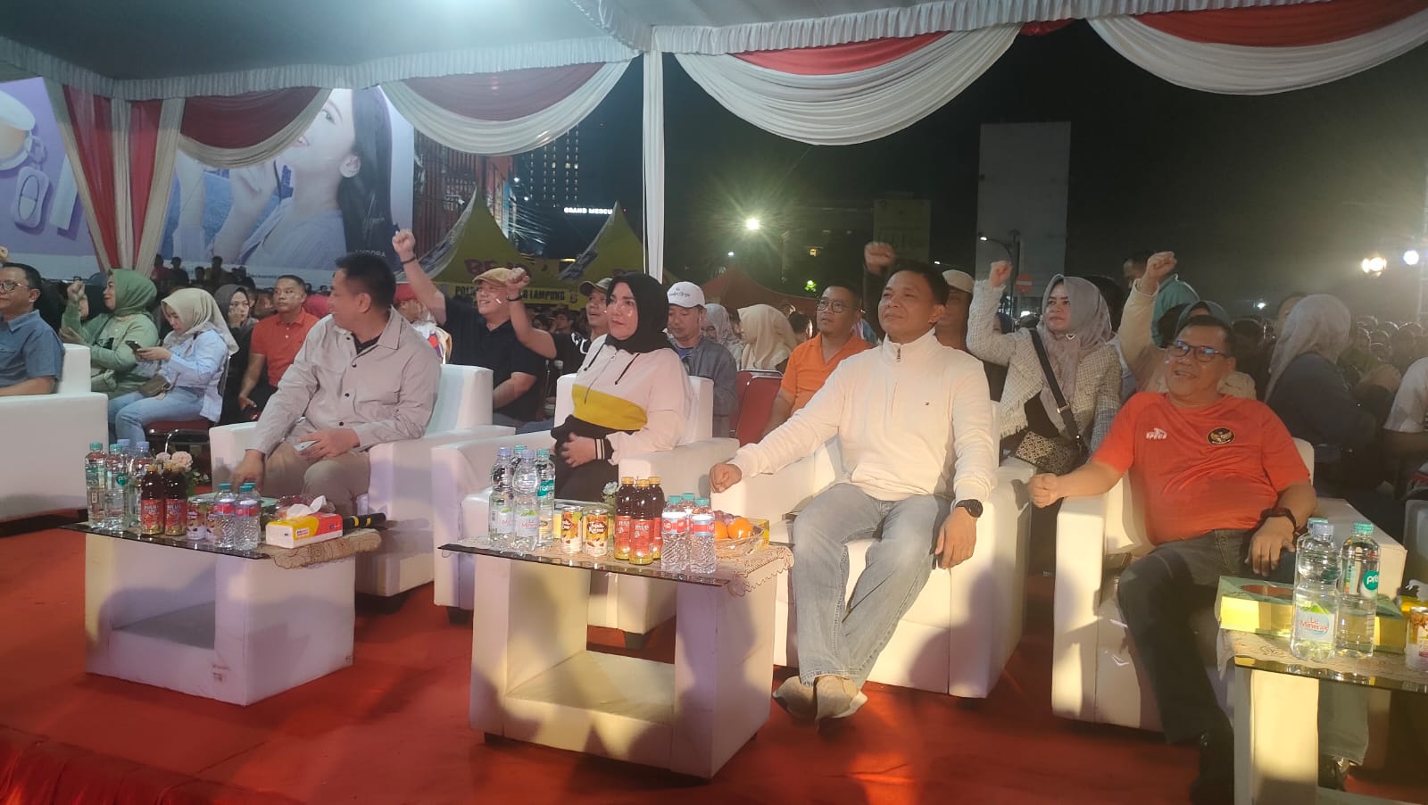 Walikota Bandar Lampung, Hj. Eva Dwiana Nobar Semi Final AFC U -23 Bagikan Hadiah Utama Umroh