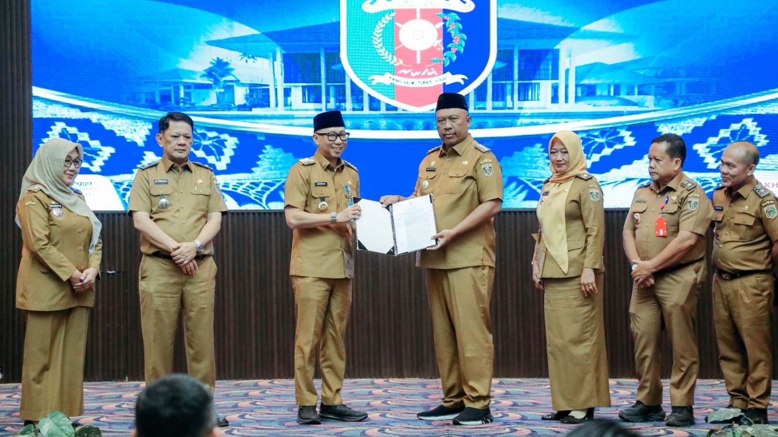 Gubernur Lampung Serahkan SK Plt Bupati Lampung Tengah Ke I Komang Koheri