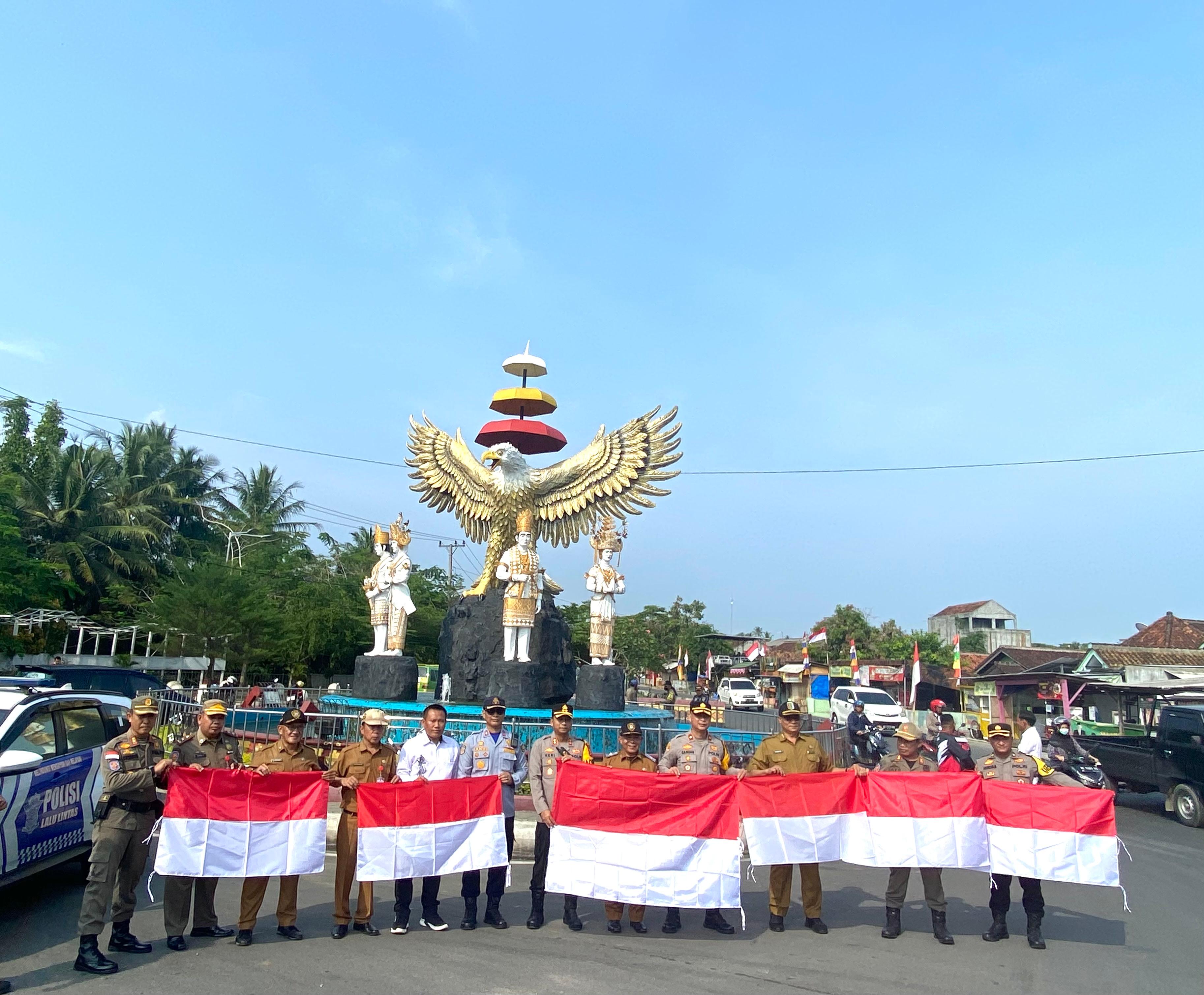 Pemkab Pesawaran Bagikan 1.000 Bendera Merah Putih Bagi Pengendara Jalan