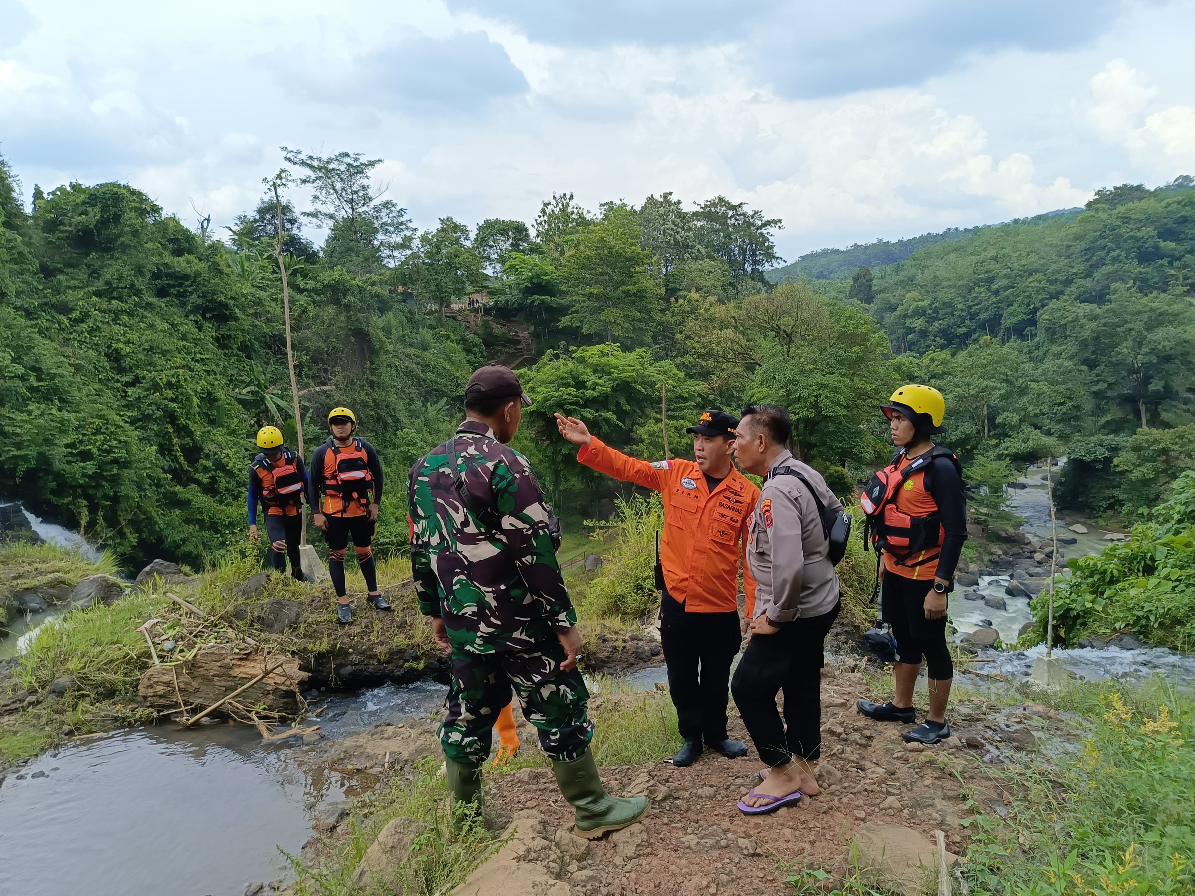 Diduga Terjatuh Di Sungai Tangkas, Warga Way Kanan Dalam Pencarian Tim SAR Gabungan