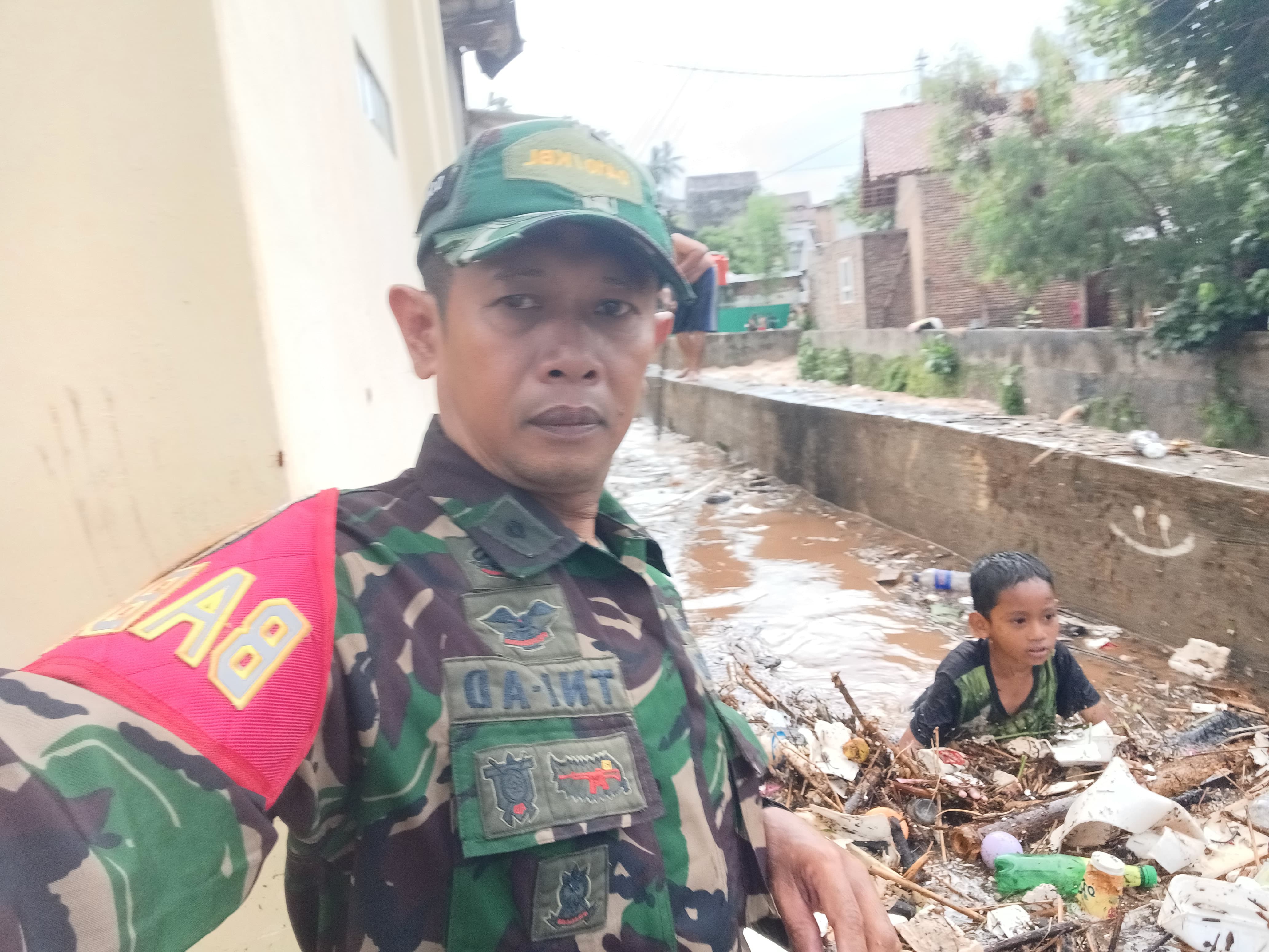 TNI Hadir Saat Darurat: Babinsa Turun Tangan Bantu Warga Terdampak Luapan Way Awi