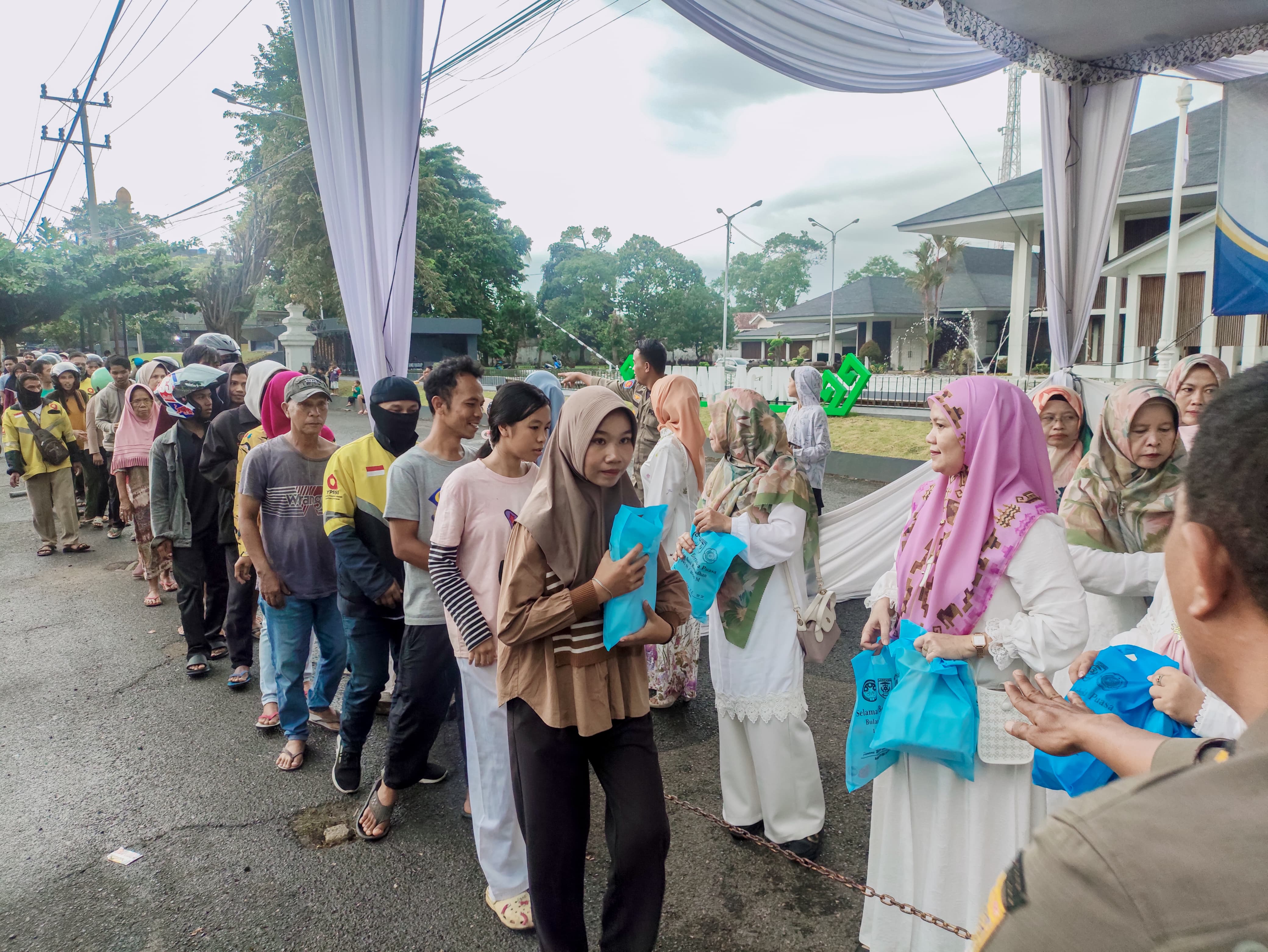 Diguyur Hujan, Aksi Berbagi Takjil TP. PKK Dan DWP Provinsi Lampung Tetap Disambut Antusias Warga