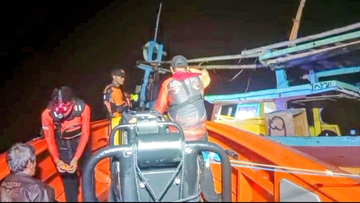 Tim SAR Lampung Evakuasi 4 Nelayan Mati Mesin Di Perairan Krakatau, Semua Selamat