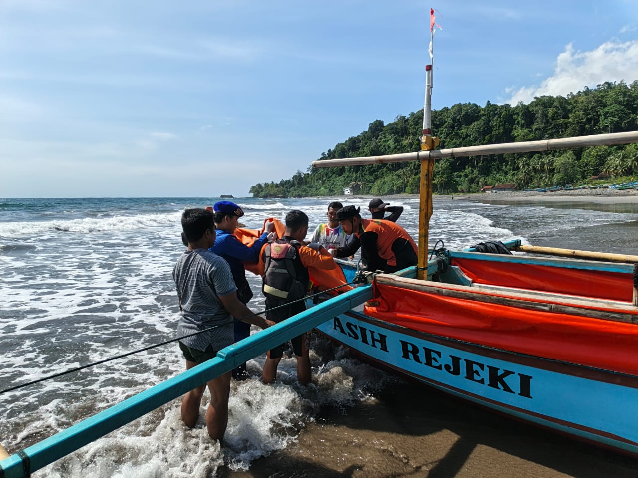 Tim SAR Gabungan Temukan Korban Tenggelam Di Pantai Sayar Pesisir Barat