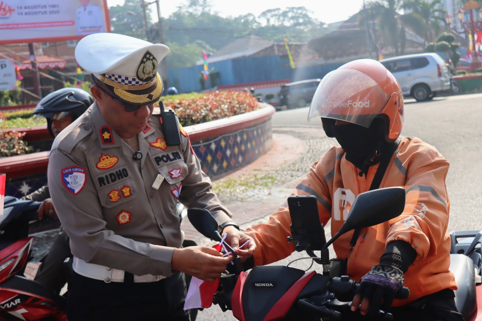 Gelorakan Semangat Nasionalisme, Polresta Bandar Lampung Bagikan Bendera Merah Putih